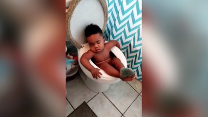 Un petit garçon s'endort sur les toilettes !