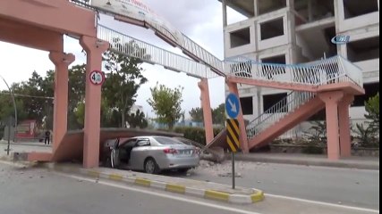 Yıkılan Beton Blok Otomobilin Üzerine Düştü