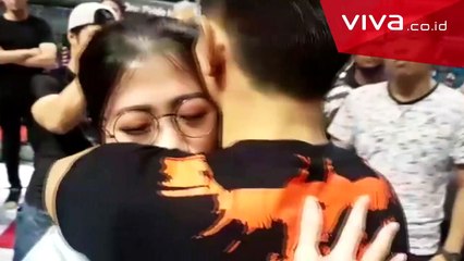 Wajah Penuh Lebam, Petarung Ini Lamar Kekasihnya