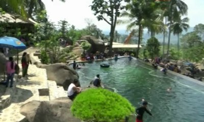 Nikmati Kesegaran Berendam di Kolam Taman Batu Cijanun