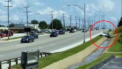 سيارة تقتحم موكب ترامب بالخطأ ...شاهد ماذا حدث معها