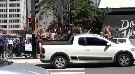 Un automobiliste distrait par des jeunes femmes en tenue légère (Brésil)
