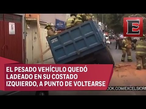 Camión se hunde en socavón en calles de la delegación Benito Juárez