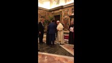Un homme fait sa demande en mariage devant le Pape
