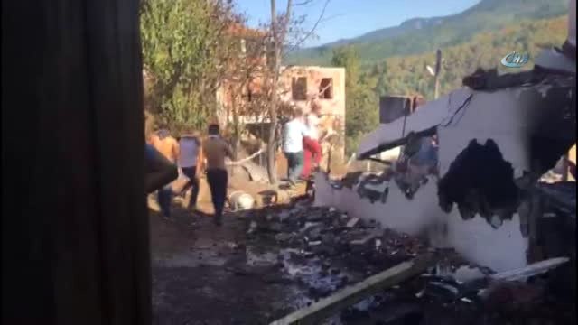 Mahalleli Yangına İtfaiye Aracından Çektikleri Hortumla Müdahale Etti