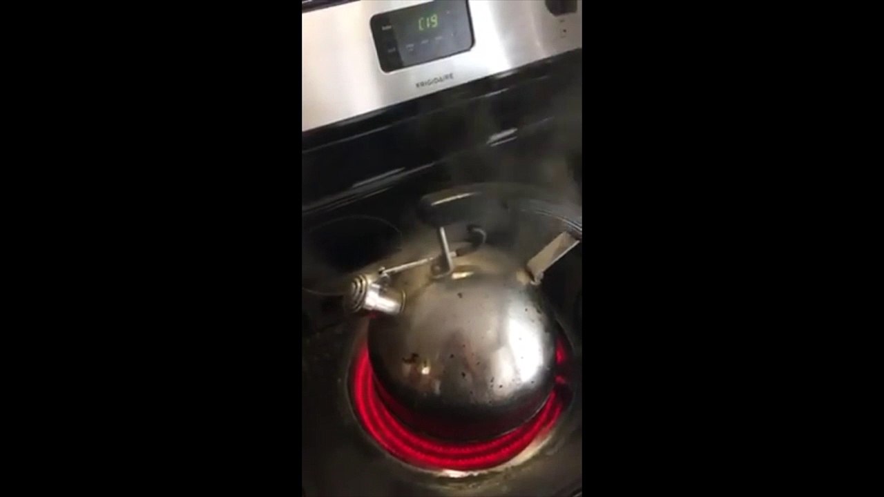 Cette bouilloire siffle en harmonie avec la voix qui chante !