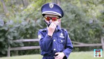 Policías héroes niño niño poco motocicleta parodia Policía bolso ladrón el vídeo Motorz