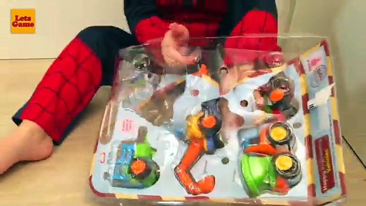 Des voitures Vitesse homme araignée piste piste déballage machines araignée homme garçon décompresse