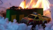 En video Niños para dibujos animados sobre los coches toda la serie en una fila de ambulancias colección de las mejores mu