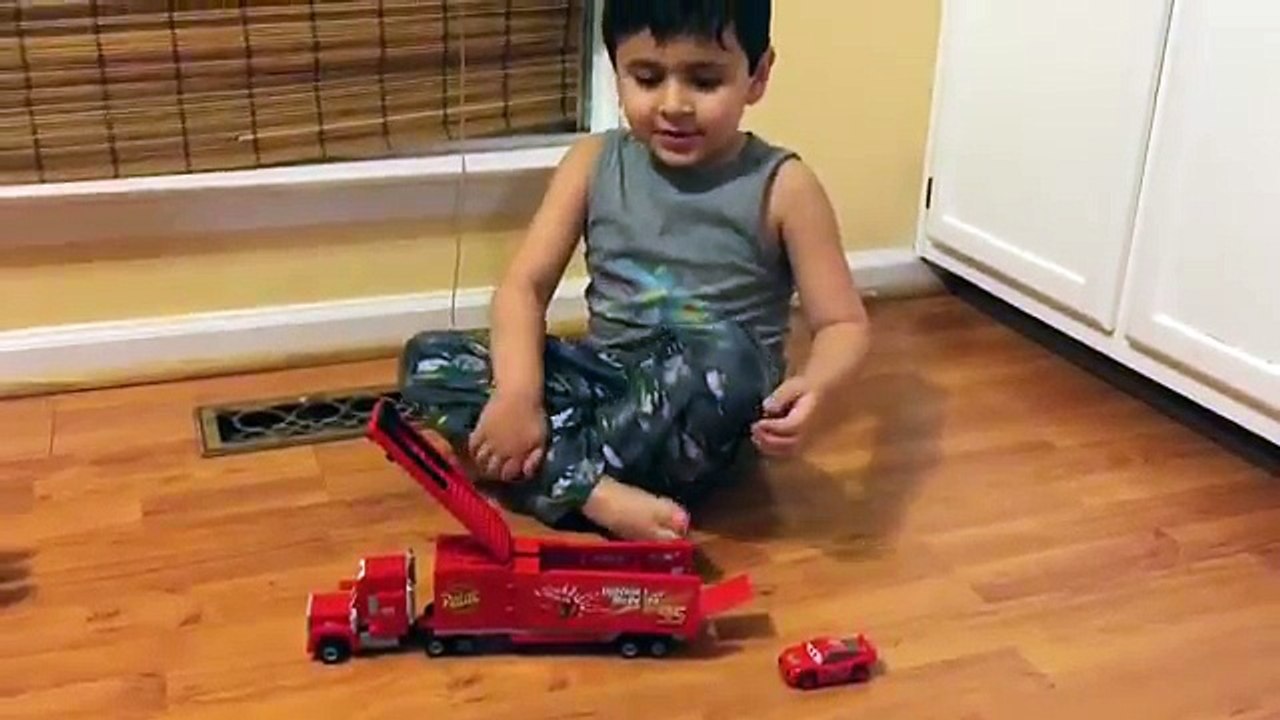 Легковые автомобили 3. молния Маккуин авария сцена Пожар кино Следующая поколение поршень кружка гонщики Новые функции