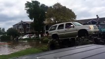 Inondations Harvey : une voiture bigfoot remorque un camion militaire