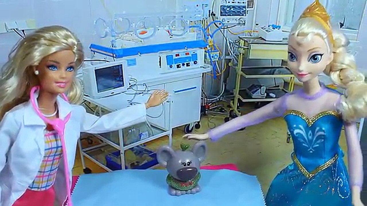 Poupée clin doeil avec Dr. poupées Barbie Princesse Anne a donné naissance trôle de coeur froid barbie vient