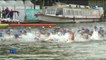 Les leaders de l'équipe de France de natation en eau libre nagent dans le bassin de La Villette
