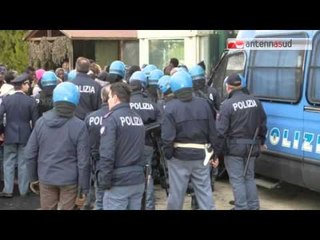 TG 03.03.15 In rivolta i migranti del Cara di Borgo Mezzanone, sassaiola con la polizia