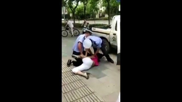Une maman se fait terrasser avec son bébé par un policier en Chine !