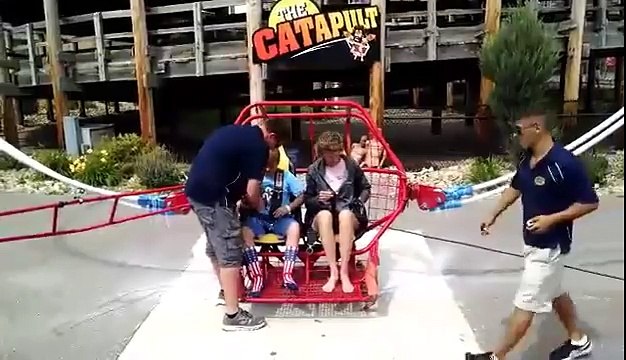 Elles échappent de peu au drame dans ce manège à sensations. Elastique qui lache