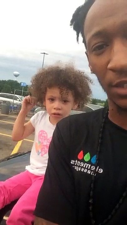 Ce papa vous montre comment calmer sa fille qui tape une crise au supermarché