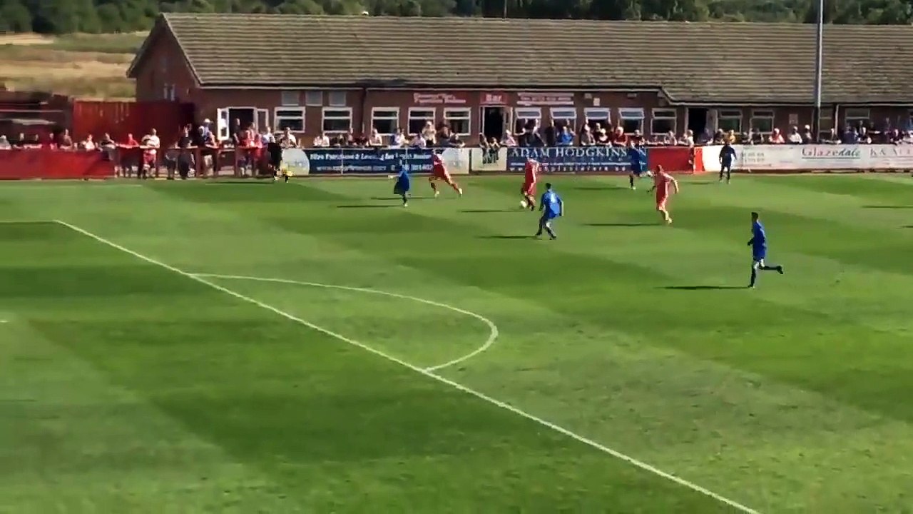 Un gardien anglais perd le ballon de ses mains et encaisse un but gag !