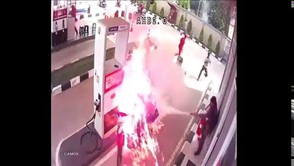 شاب ينجو من كارثة محققة قبل انفجار دراجته