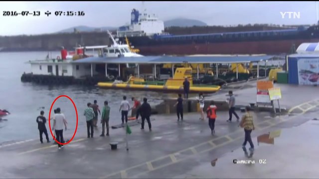 [영상] 음주 운전 차량 바다로 돌진...시민이 구조 / YTN (Yes! Top News)