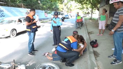 Choque entre motocicletas deja una mujer con lesiones