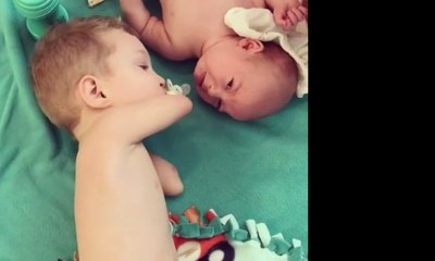 Cerita Viral: Bayi Difabel yang Sodorkan Dot untuk Adiknya