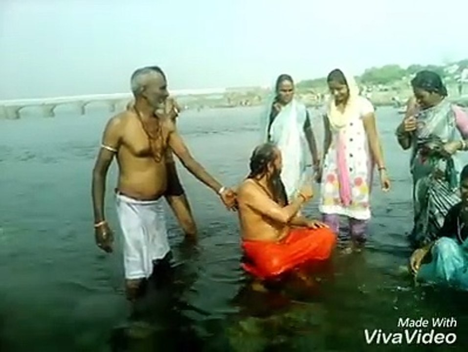 baba ladki sath masti krta hua caught on Camera |