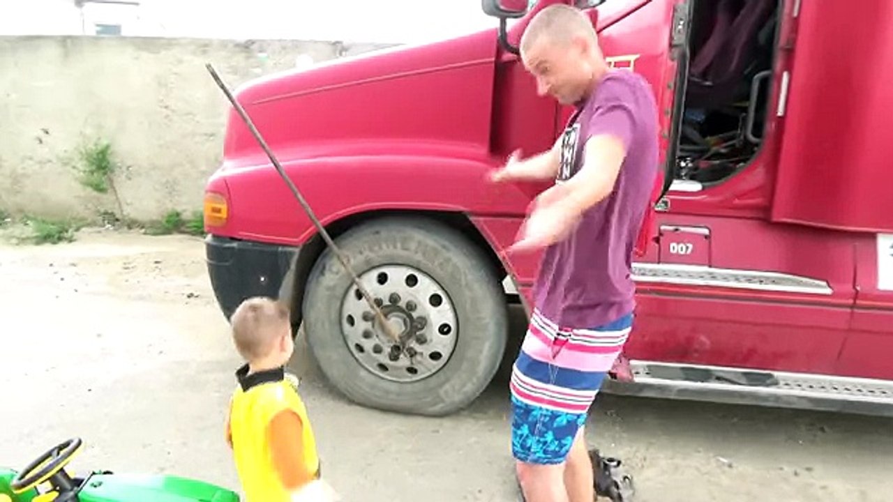 BAD_BABY_accident_The_wheel_went_down_Ride_on_POWER_WHEEL_Tractor_Excavator_TOWI