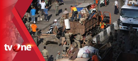 Ricuh, Petugas Tertibkan Pedagang kaki Lima di Pasar Tanah Abang