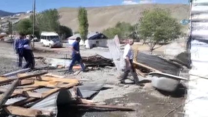 Şiddetli Rüzgar Çatıları Uçurdu