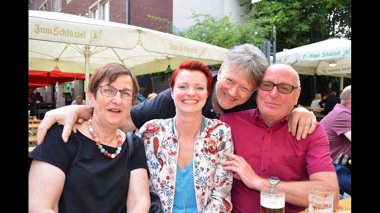 Ein schöner Sommertag im Brauhaus zum Schlüssel Düsseldorf mit YOSHI, Lars & Monique und ihren Freunden