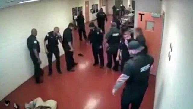 Etats-Unis: Un détenu frappe une douzaine de gardiens de prison à Chicago