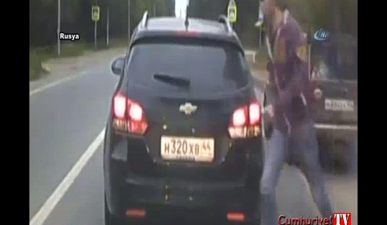 Kaza anı kamerada: Dİkkatsiz yaya az daha canından oluyordu