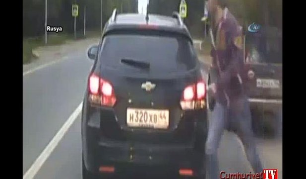 Kaza anı kamerada: Dİkkatsiz yaya az daha canından oluyordu