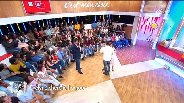 Evelyne Thomas ne veut pas se laisser guider pour une danse et annonce la couleur à un prétendant : C'est moi le chef !