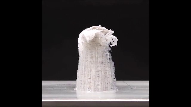 Il verse une goutte de mercure sur de l'aluminium et regardez la réaction chimique incroyable
