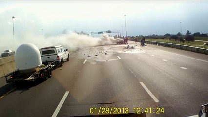 Ce routier héroique sauve une femme et sa petite fille piégées de leur voiture en feu