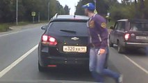 Ce russe traverse la route et se fait percuter par un motard, résultat : une jambe cassée..