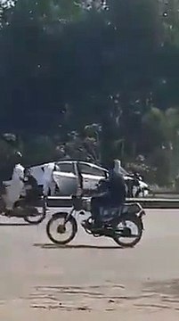 ویڈیو میں دیکھیں کراچی DHA فیز2 میں دن دیہاڑے گاڑی والے کو لوٹ لیا گیا۔ ویڈیو: محمد حمزہ۔ کراچی