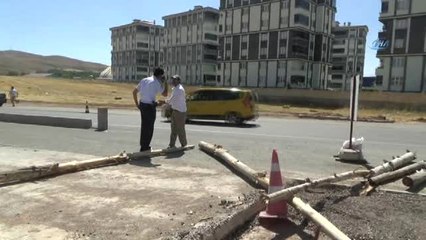 Ağaç Tomruklarıyla Yolu Trafiğe Kapattı