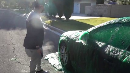 Il recouvre la voiture de son pote de Slime comme dans GhostBusters... Blague énorme
