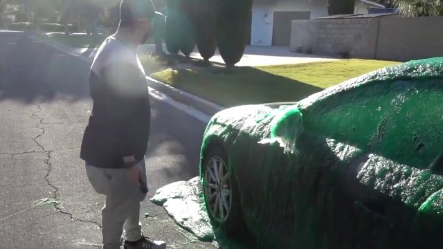 Il recouvre la voiture de son pote de Slime comme dans GhostBusters... Blague énorme