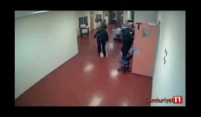 15 gardiyan 1 mahkum ile baş edemedi... Kavga anı kamerada!