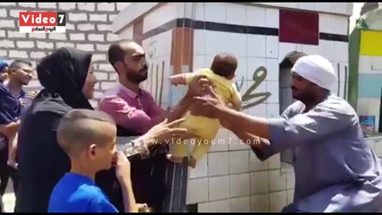 بئر القطب بأسيوط لعلاج الأمراض وطلب البركة.. مئات الزائرين لتقديم النذور وشرب المياه