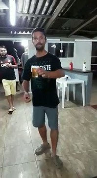 Bière à la main et Crocs aux pieds il réalise un backflip sans renverser une goutte