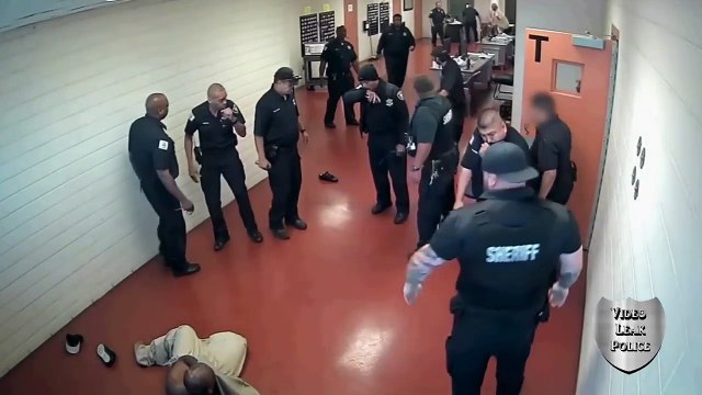 Un prisonnier enragé se bat avec 15 gardiens à Chicago