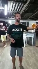 Il tente de faire un backflip avec un verre de bière à la main