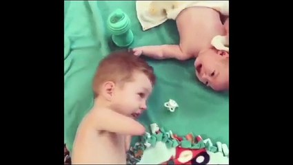 Kolları olmayan bebek kardeşine böyle yardım etti