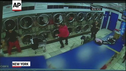 بالفيديو: عجوز يدمر مغسلة سيارات بقيادة عجيبة