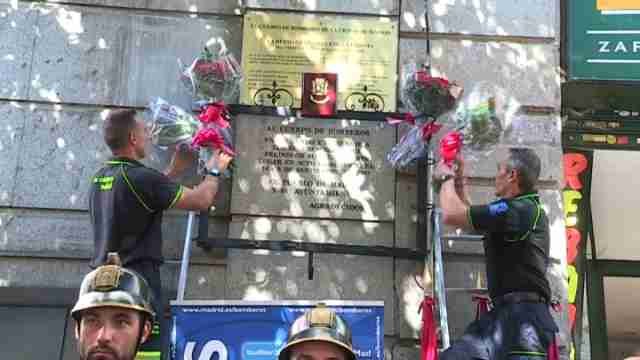 Bomberos de Madrid rinden homenaje a compañeros caídos en incendio Almacenes Arias